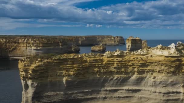 大洋路岩石海岸线 澳大利亚维多利亚海岸海洋海岸层状岩石的景观时间 — 图库视频影像