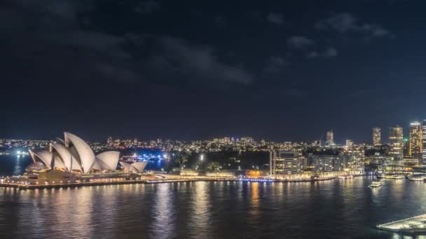悉尼歌剧院在夜间经过时间 — 图库视频影像