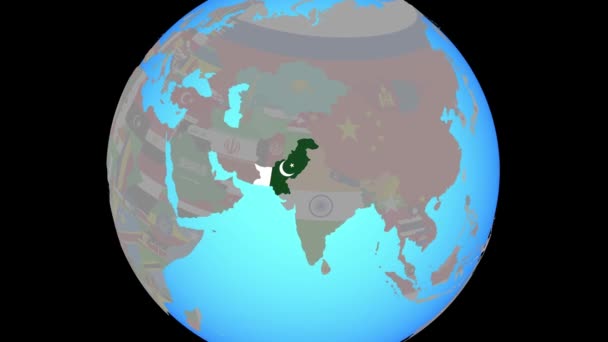 Vergrößern nach Pakistan mit Flagge auf Karte — Stockvideo