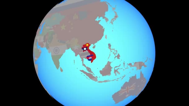 Nagyítás Indokínára zászlókkal a térképen — Stock videók