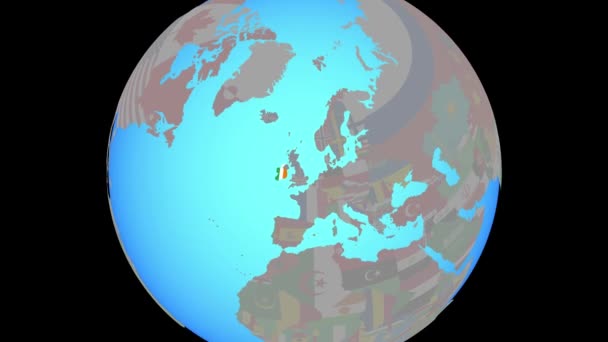 Zoom a Irlanda con la bandera en el mapa — Vídeo de stock