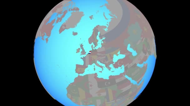 Zoom a Países Bajos con la bandera en el mapa — Vídeo de stock