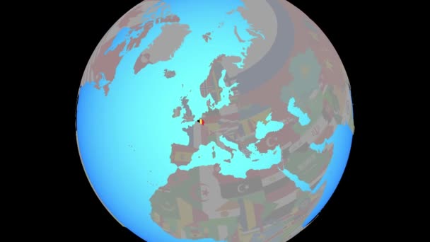 Zoom naar België met vlag op kaart — Stockvideo