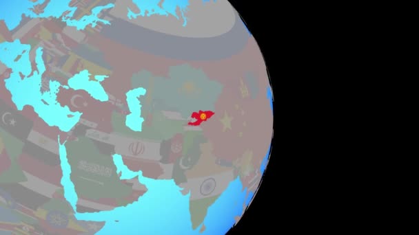 Zoom auf Kyrgyzstan mit Flagge auf Globus — Stockvideo