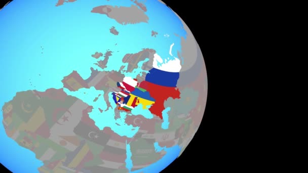 Zoom in Oost-Europa met vlaggen op de wereld — Stockvideo