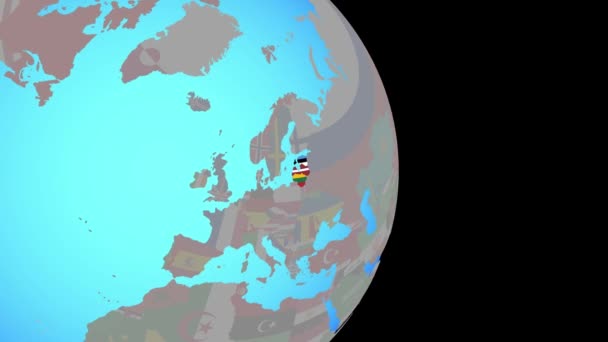 Zoom sur les États baltes avec des drapeaux sur le globe — Video
