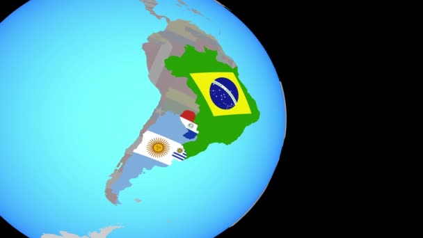 Zoom para memebers do Mercosul com bandeiras no globo — Vídeo de Stock
