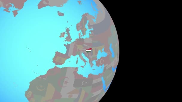 Zoom naar Hongarije met vlag op wereldbol — Stockvideo