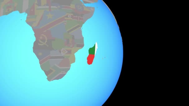 Zooma in på Madagaskar med flagga på jorden — Stockvideo