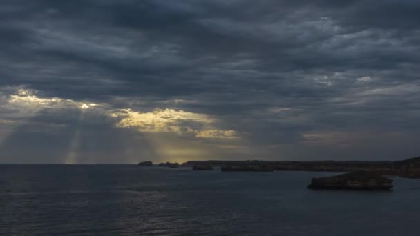 Timelapse Felhős Este Által Great Ocean Road Gyönyörű Ausztrál Tengerparton — Stock videók