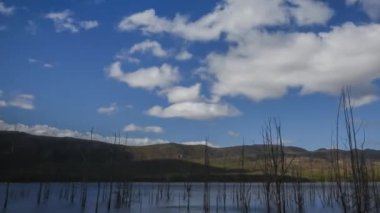 Sakin göl ile bulutlar üzerinde uçan Grampians Ulusal Park, Avustralya