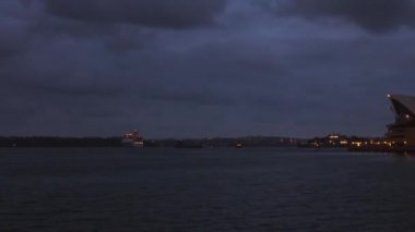 Güneş doğmadan önce sabahın erken saatlerinde girerek Sydney Harbour çevresinde ünlü Sydney Opera Binası Timelapse lüks Cruise Gemi.