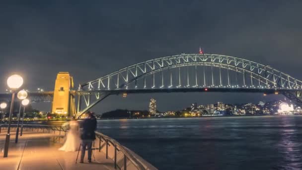 Sydney Harbour Bridge Bei Nacht Mit Dem Beleuchteten Stadtbild Von — Stockvideo