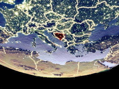 Bosna ve Hersek gece uzaydan uydu görüntüsü. Güzel ayrıntılı plastik gezegenin yüzeyi görünür şehir ışıkları ile. 3D çizim. Nasa tarafından döşenmiş bu görüntü unsurları.