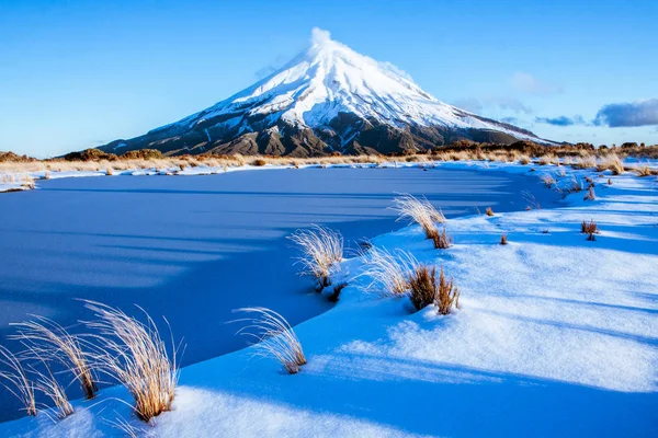 雪覆盖了新西兰的塔拉纳基火山 一个标志性的巨大的圆锥活火山 热门的旅游目的地 — 图库照片