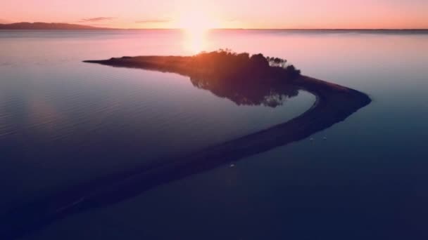 Nascer do sol acima do lago Ellesmere na Nova Zelândia — Vídeo de Stock