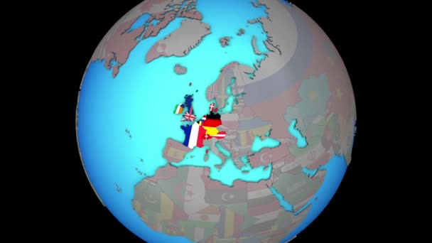 西ヨーロッパ3次元地図上のフラグを持つ — ストック動画