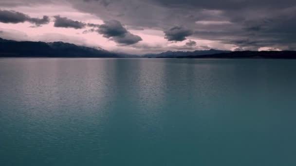 Flyr over innsjøen Pukaki – stockvideo