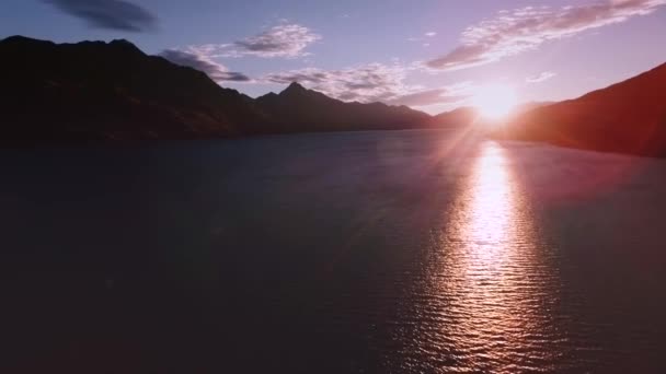 Coucher de soleil au-dessus du lac — Video