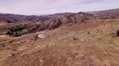 Kurak manzara üzerinde uçan