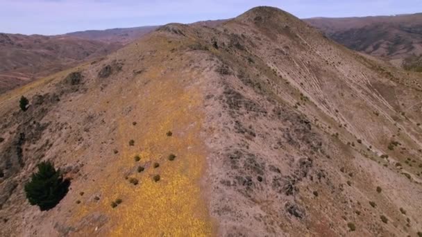 Πετώντας πάνω από την κορυφογραμμή του βουνού — Αρχείο Βίντεο