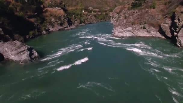 Imágenes aéreas de los rápidos del río — Vídeos de Stock