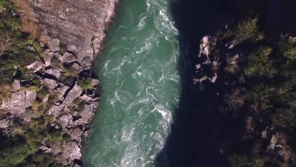 Blick von oben auf die Flussschlucht — Stockvideo