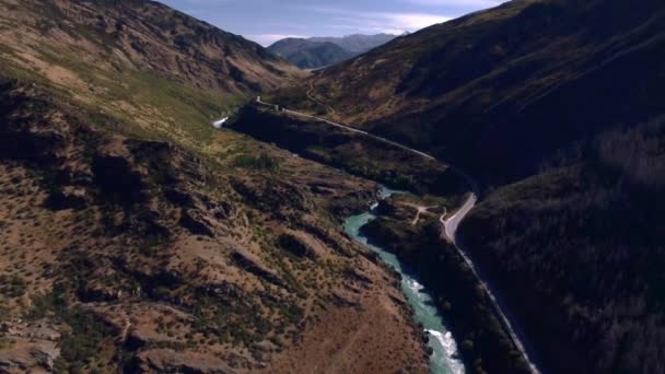 Unidad escénica a lo largo del desfiladero del río — Vídeos de Stock