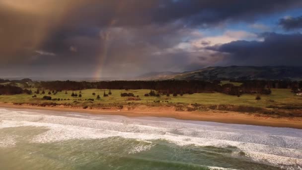 Costa con arcobaleno e nuvole tempestose — Video Stock