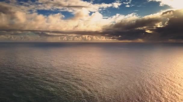 Paisaje marino con nubes dramáticas — Vídeos de Stock