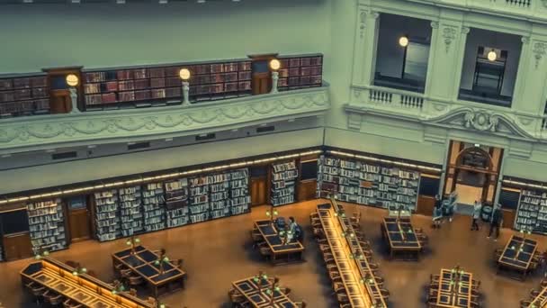 Personas en la biblioteca timelapse — Vídeos de Stock