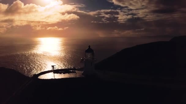 Faro aéreo de Cabo Reinga al atardecer — Vídeo de stock