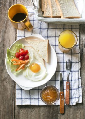 Basit güneşli tarafı kahvaltı rustik ahşap masa üstüne sağlıklı.