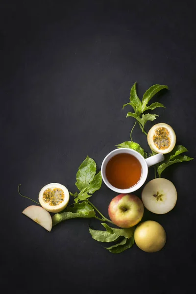 Flat Lag Apple Passie Vruchten Thee Zwarte Achtergrond — Stockfoto