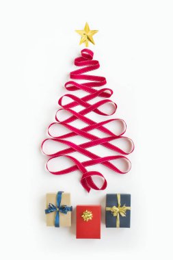 Şerit ve hediye kutuları bir kavramsal Noel ağacı formun düz yatıyordu görünümü.