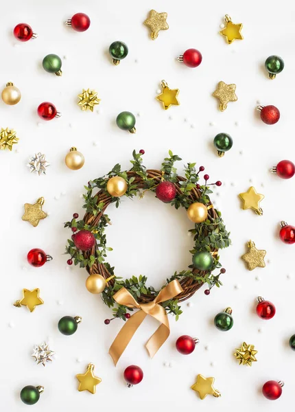 Beyaz arka plan üzerinde düz yatıyordu Noel çelenk.