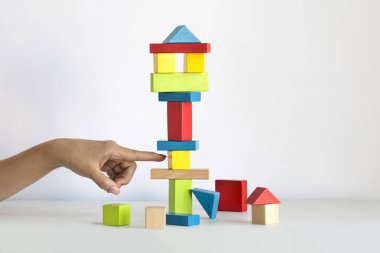 El uzun boylu yığını küp küp daha düşük düzeyden kaldırarak imha etmek çalışıyor. Kavramsal iş ve finans büyüme grafik natürmort beyaz arka plan üzerinde.