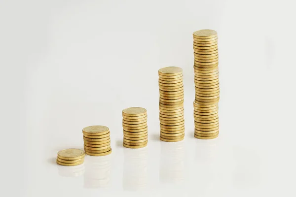 Montones Monedas Oro Ascendentes Sobre Fondo Blanco — Foto de Stock