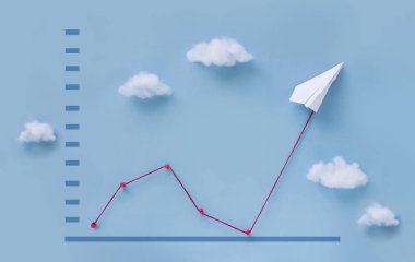 İş finans büyüme grafik çizgisinin yukarı doğru mavi gökyüzü arka plan üzerine çekerek kavramsal kağıt uçak. 
