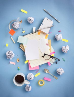 Stilize dağınık beyin fırtınası tablo üstten görünüm stationaries ve kahve fincanı ile çalışma. Uzay resmi Kopyala.