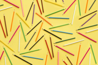 Düz renkli kalemler desen arka plan yattı..