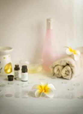 Spa Merkezi aromaterapi tedavisi güzellik tedavileri nesneleri masa üstü.