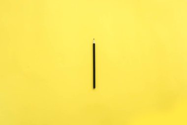 Sarı zemin üzerine bir kalem.