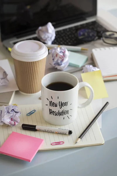 Büro Tischplatte Kaffeebecher Mit Text Neujahrsvorsatz — Stockfoto