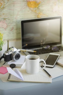 Ofis masa üstü seyahat tatil planlama ve kahve Kupası metin alanı ile.