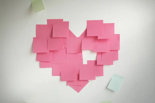 Κενό Ροζ Κολλώδεις Σημειώσεις Sticked Σχήμα Καρδιάς Στον Τοίχο — Φωτογραφία Αρχείου