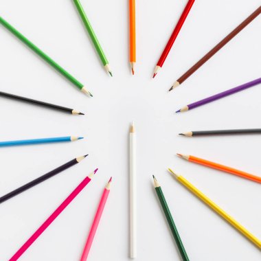 Çok karşı bir beyaz kalemin renkli kalemler. 