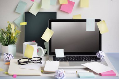 Dağınık ofis masa metin alanı dizüstü ekran üstü.