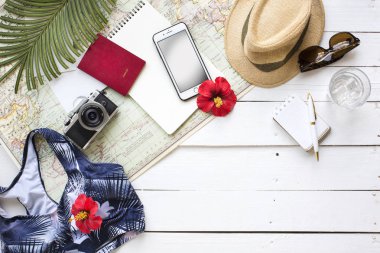 Yaz tatil seyahat planlama ve nesneler üzerinde beyaz açık kafe masa üstü.