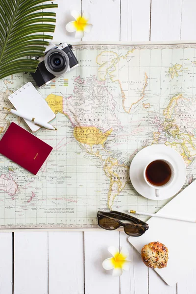 Yaz tatil seyahat planlama ve nesneler üzerinde beyaz açık kafe masa üstü.